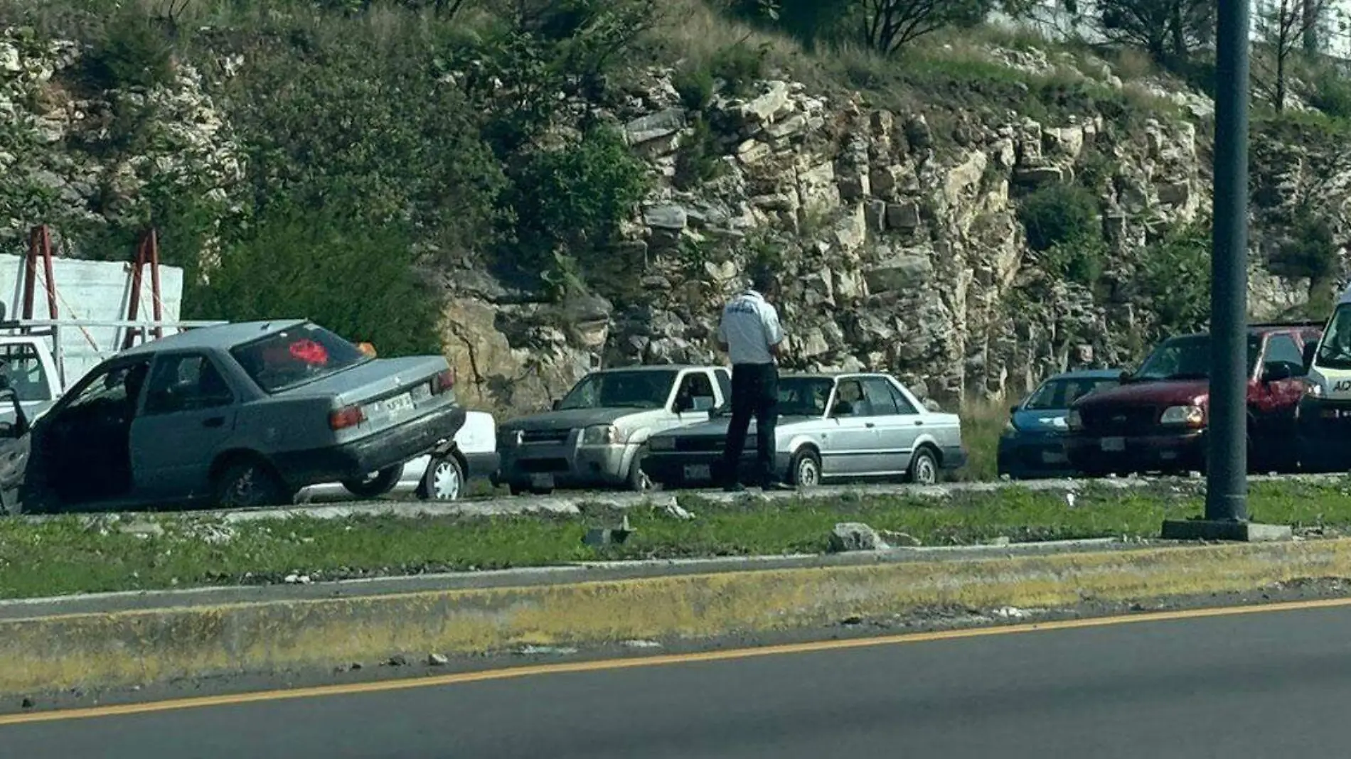 Una mujer perdió el control de su vehículo y chocó la mañana de este día contra un poste de luz en el Periférico Ecológico